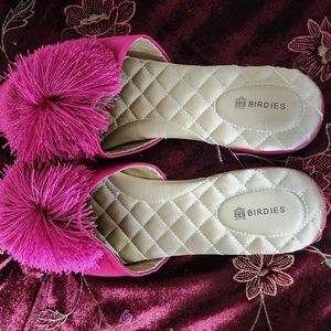 Birdies songbird fuschia pom slippers size 9